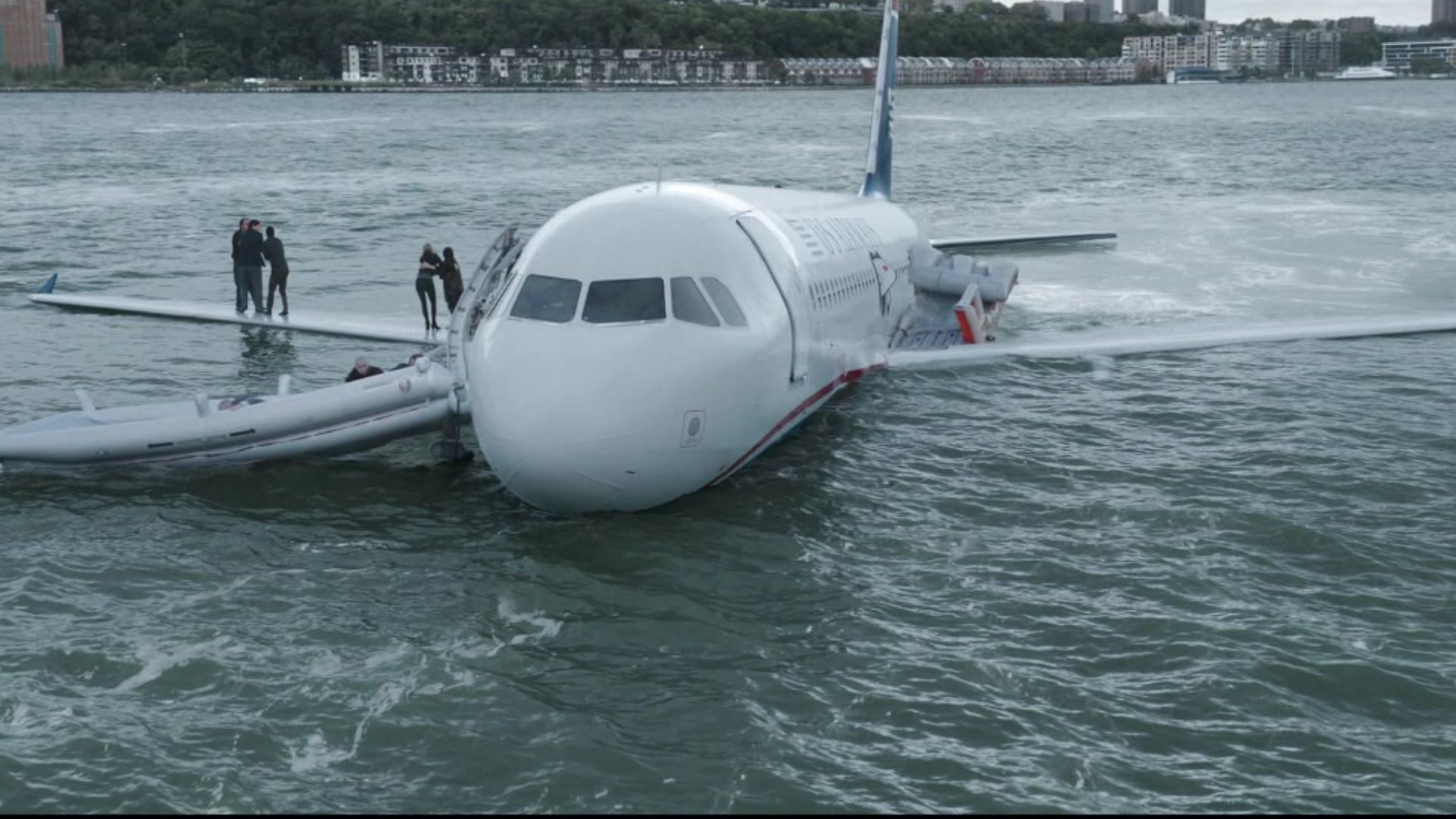 Sully docks the flight in the Hudson River (Image via Warner Bros.)