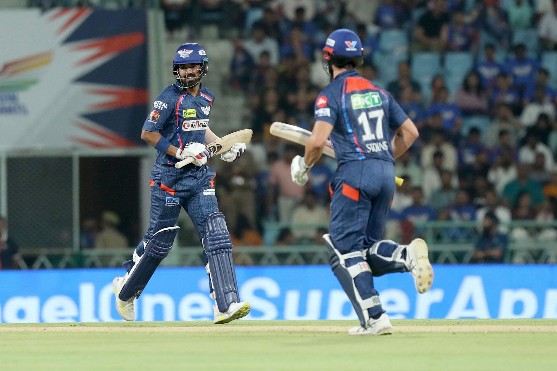 Marcus Stoinis and KL Rahul run between the wickets. (Credits: Twitter)