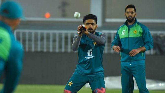 न्यूजीलैंड के खिलाफ पहले T20I में इमाद वसीम को ना खिलाने पर भड़के पूर्व दिग्गज, कप्तान बाबर आज़म पर साधा निशाना
