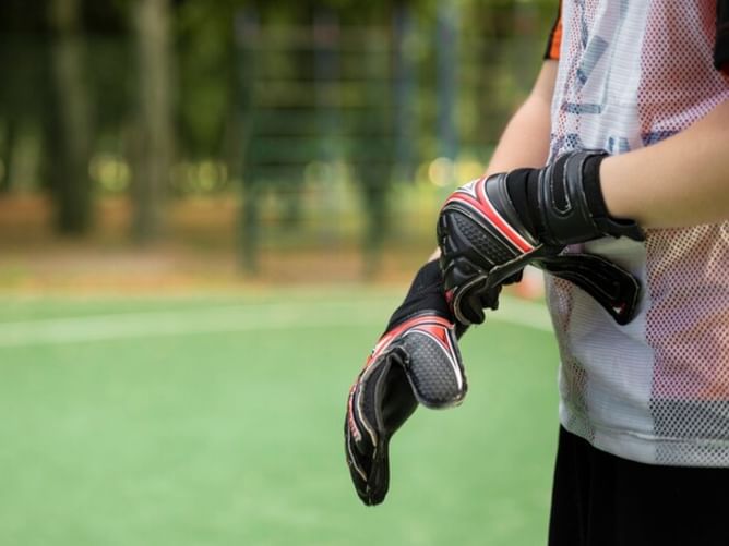 How to pick suitable football gloves?