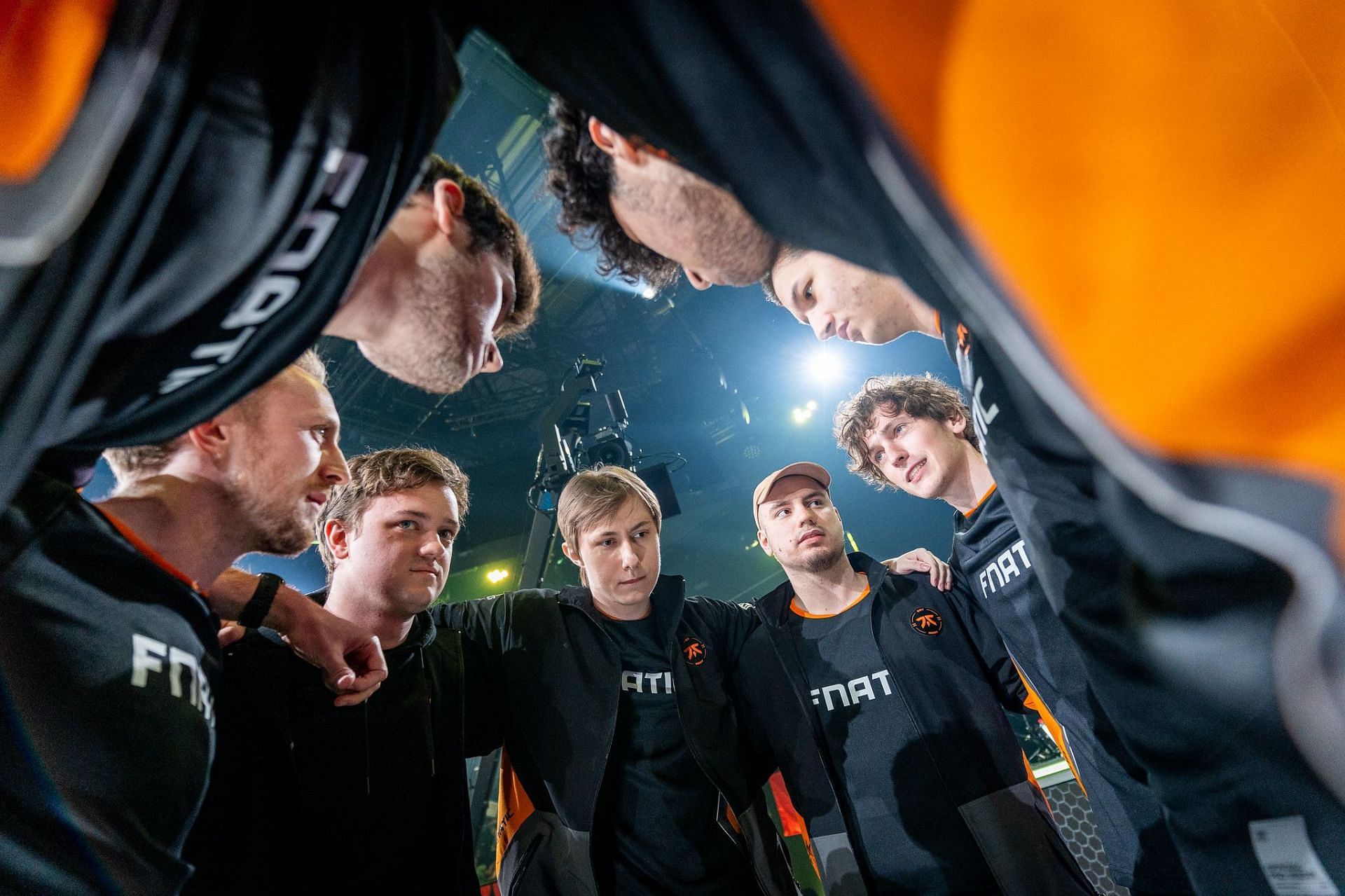 Derke with his Fnatic teammates (Image via Riot Games)