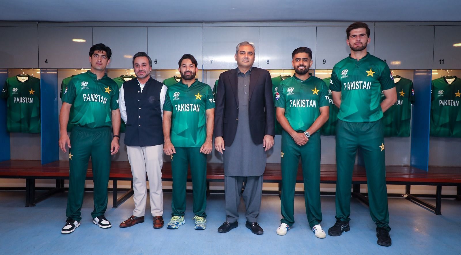 Mohsin Naqvi poses with Pakistan players. (Credits: Twitter)