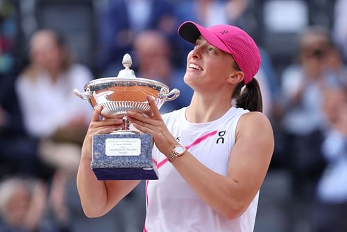 Iga Swiatek with the Italian Open 2024 trophy.