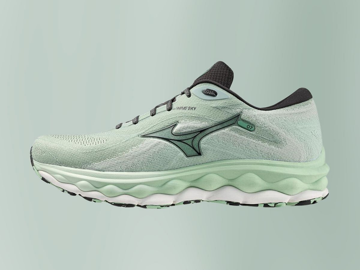 The Wave Sky 7 running shoes (Image via Mizuno)