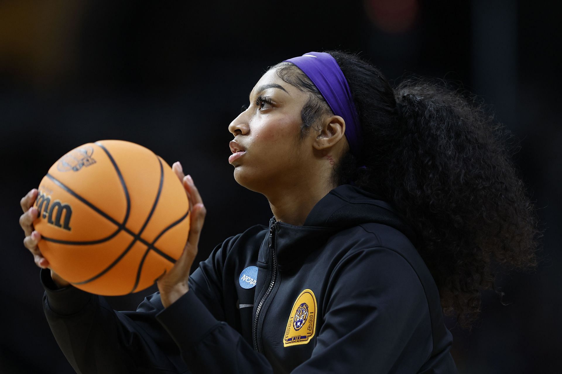 Angel Reese playing for LSU in college 