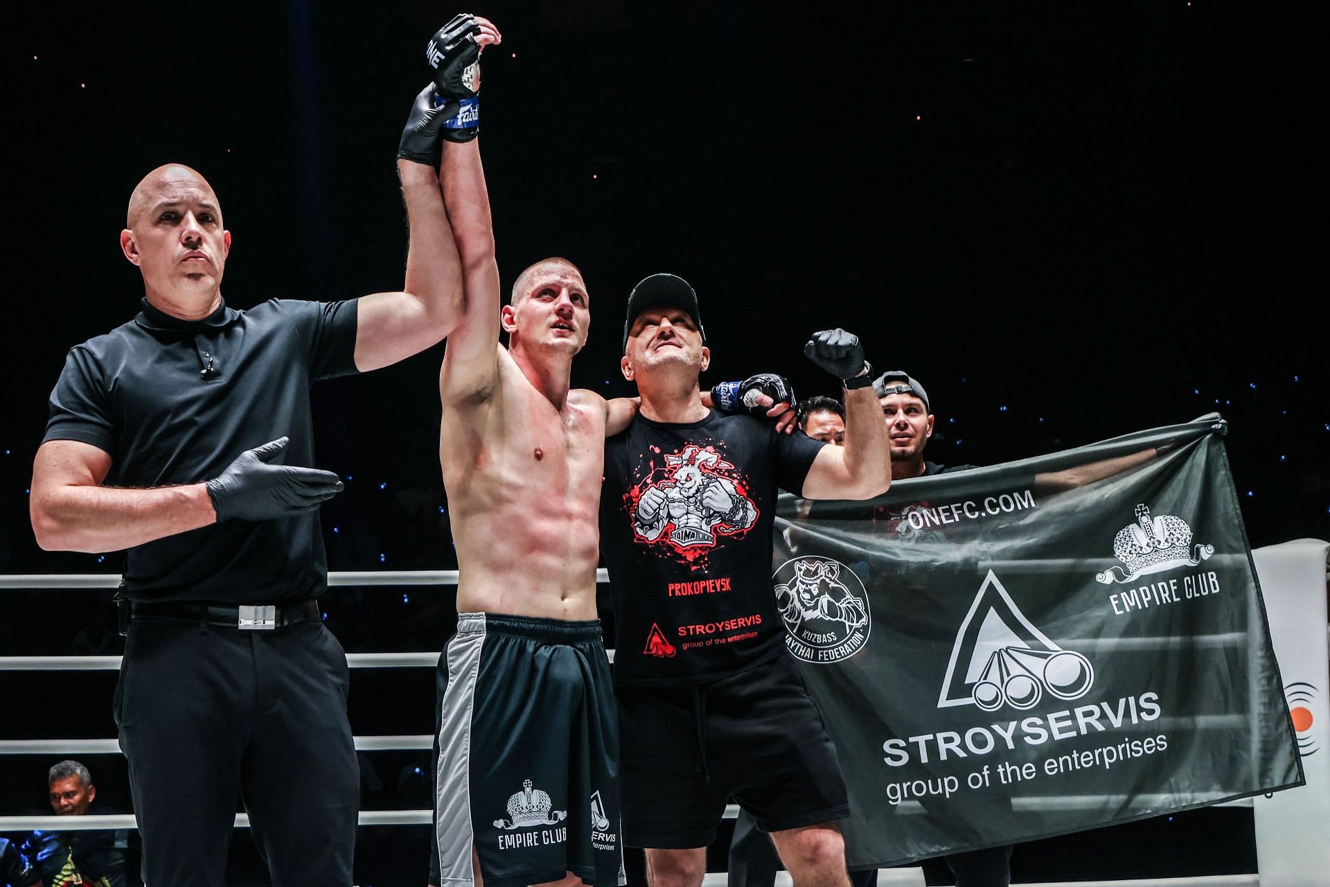 Dmitry Menshikov celebrates with his team after defeating Sinsamut Klinmee.