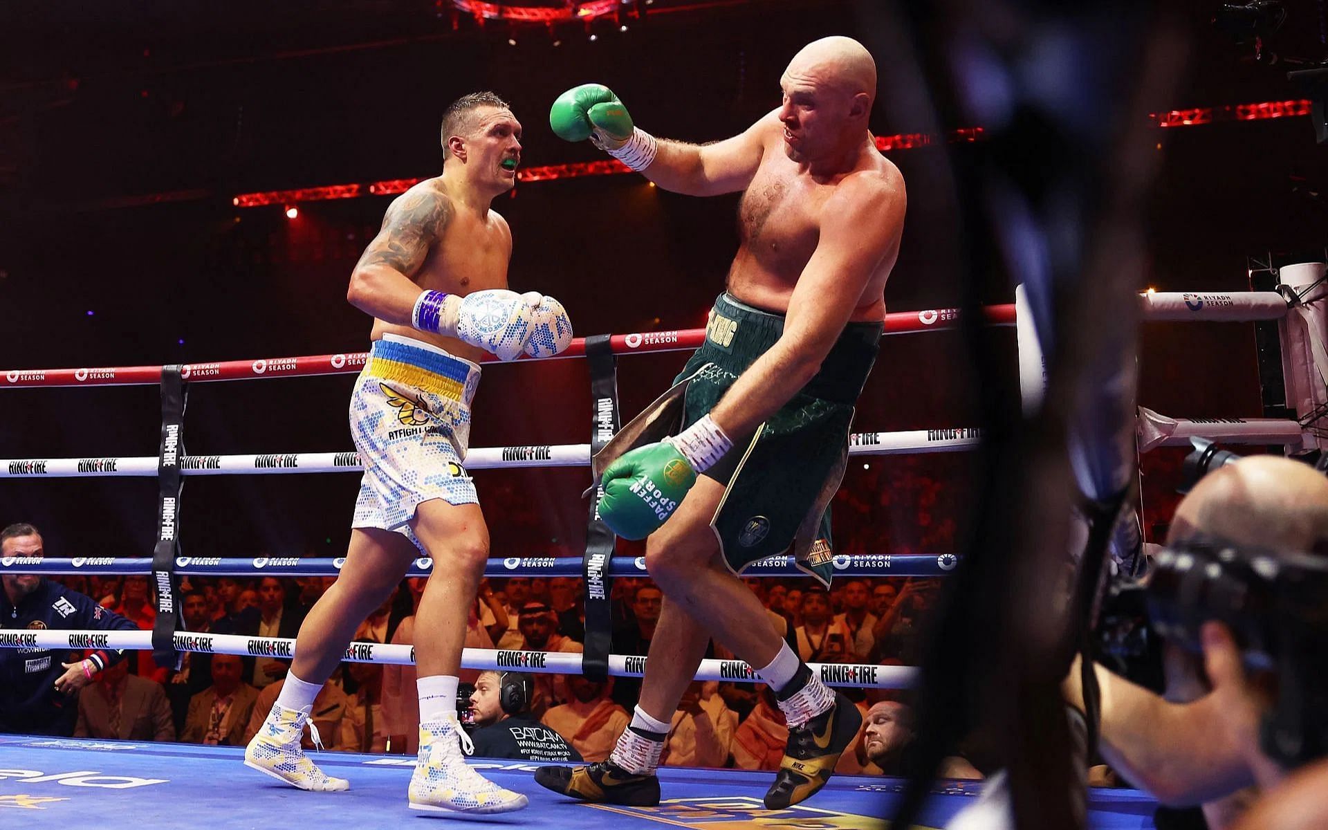 Oleksandr Usyk (left) wobbles Tyson Fury (right) in Round 9 of their clash before the referee steps in [Image Courtesy: @GettyImages]