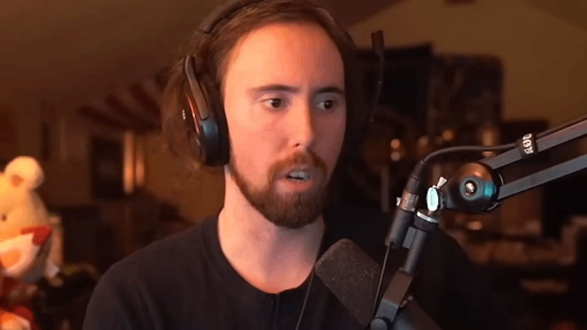 Asmongold talked about the drama that has gripped the Helldivers 2 community (Image via Asmongold Clips/YouTube)