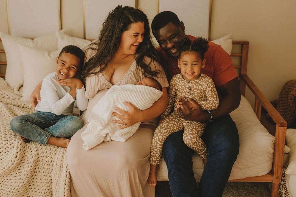 Emily and Kobe with their children (Image via Instagram/@emm_babbyy)