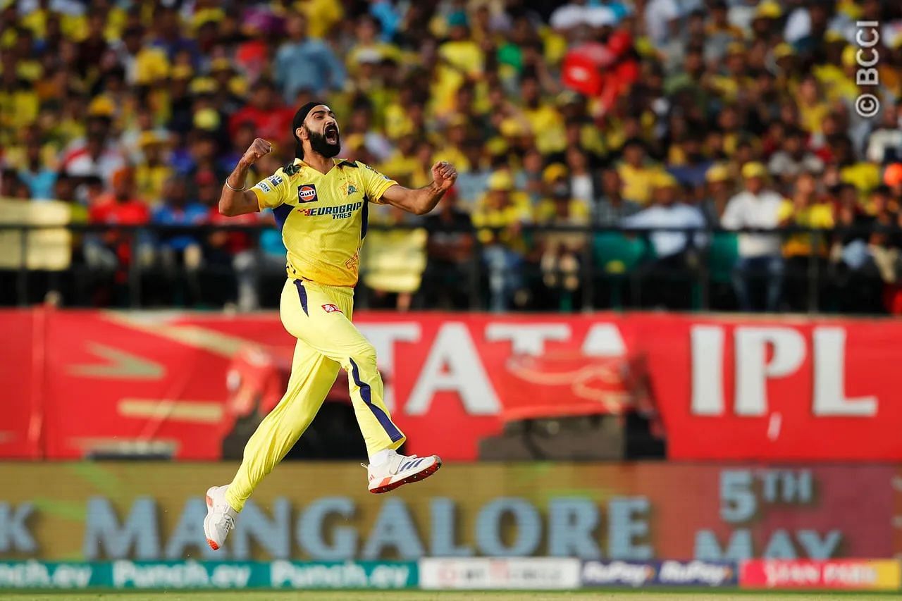 4 interesting facts about CSK's Simarjeet Singh who bagged two wickets