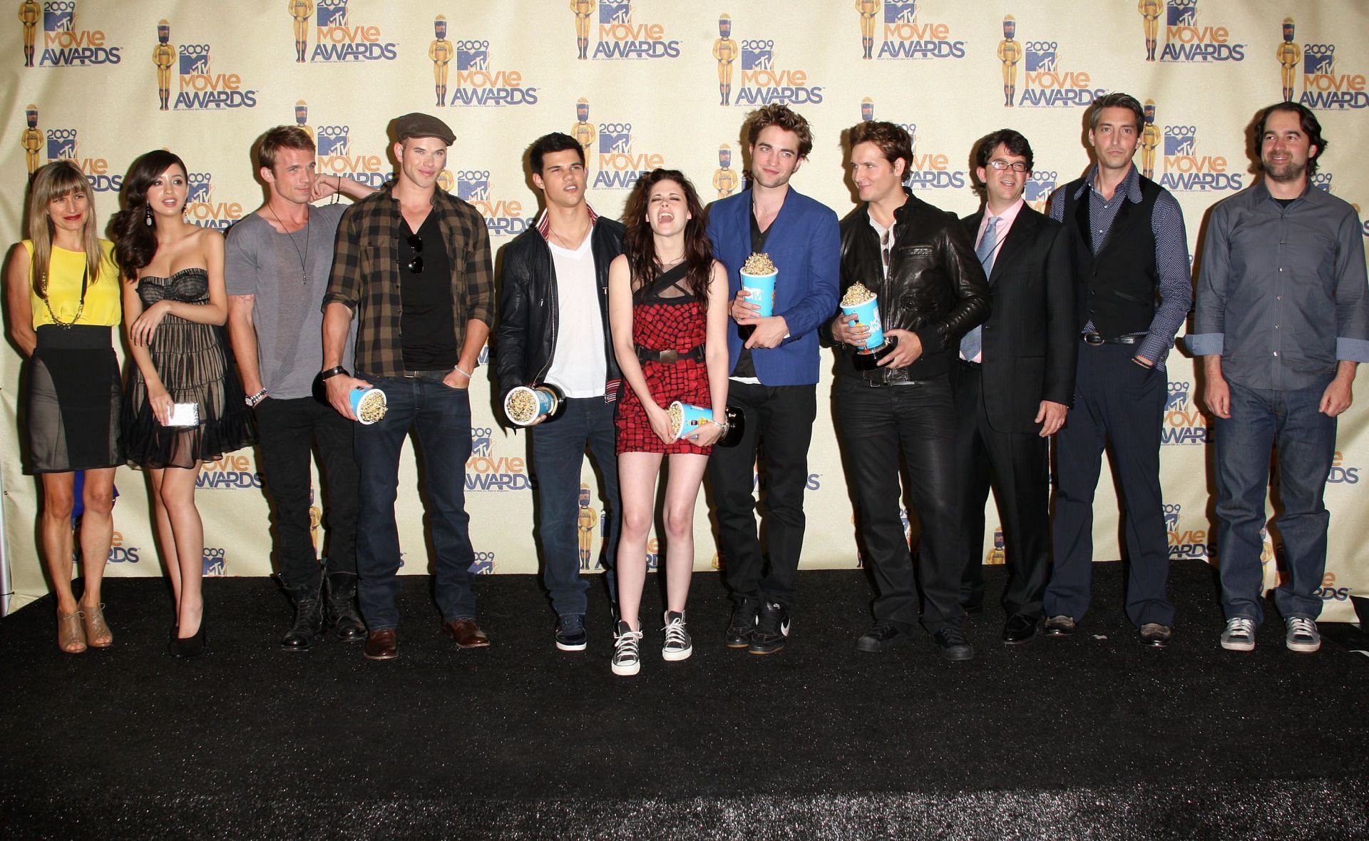 The cast and crew of the Twilight movies (Image via Getty)