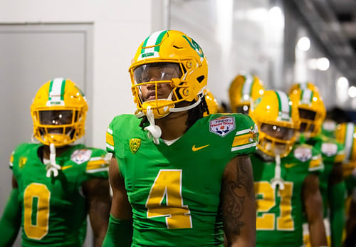 Oregon linebacker Jestin Jacobs (No. 4) could shine in 2024.