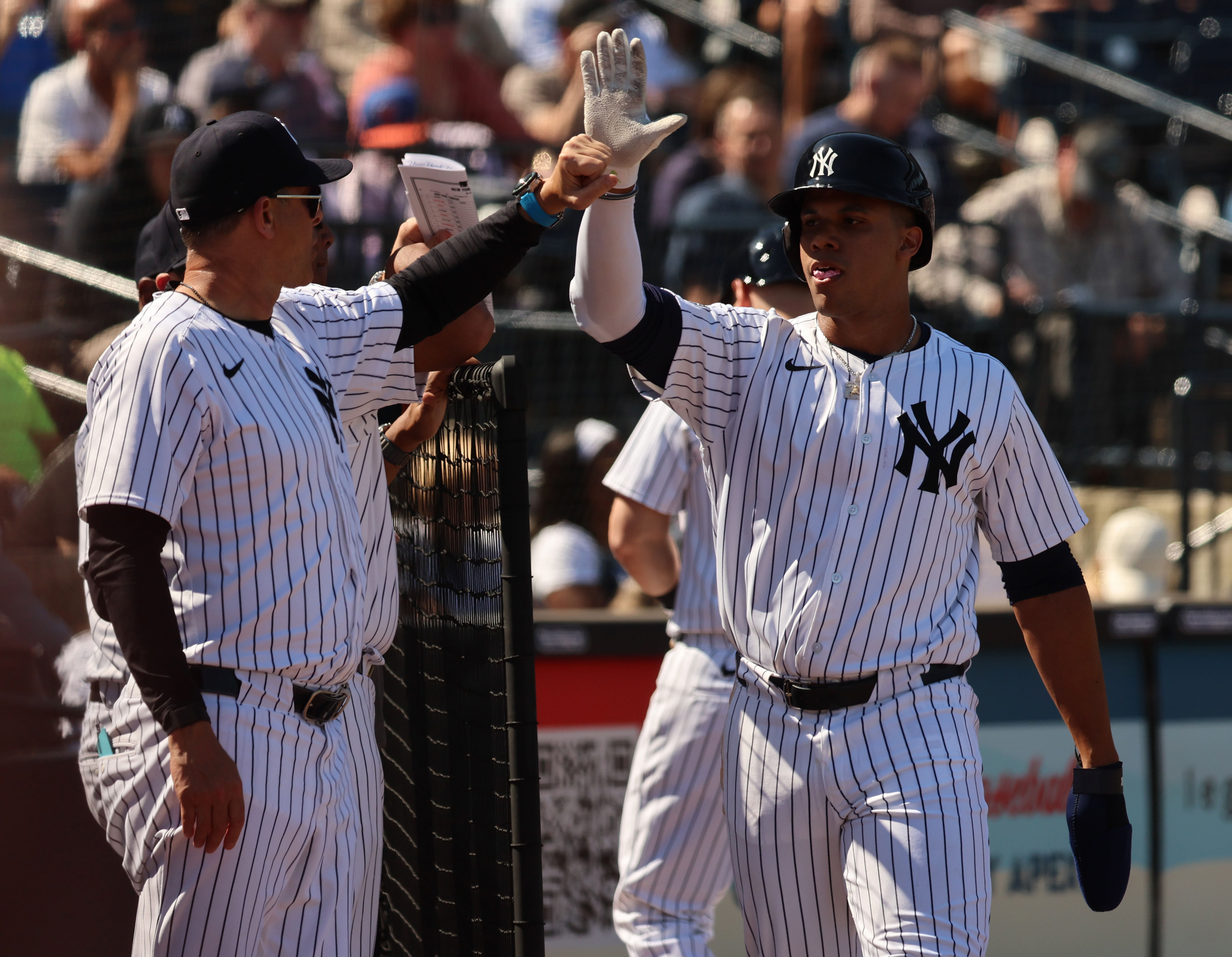 New York Yankees -0 Aaron Boone and Juan Soto (Image via USA Today)