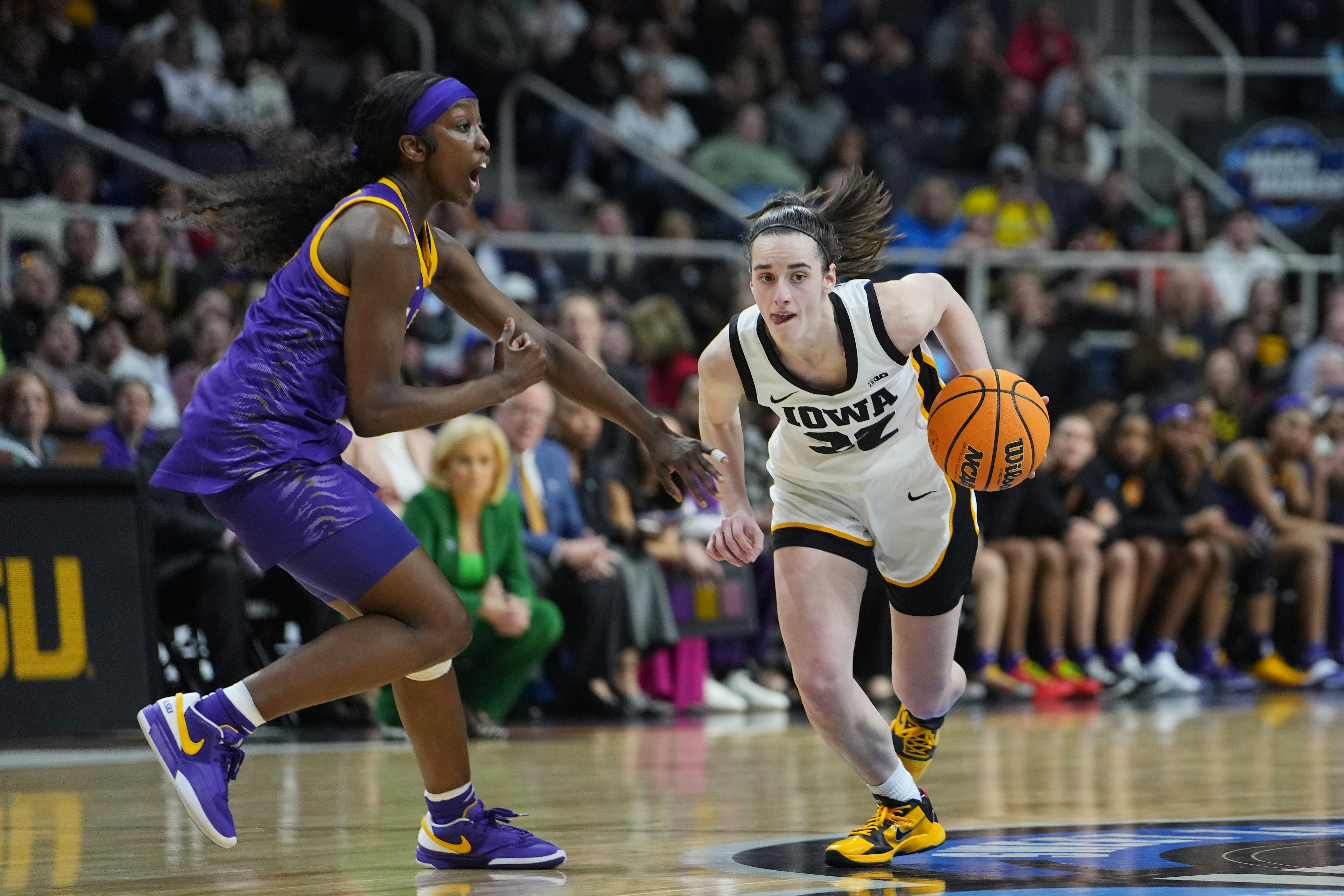 Caitlin Clark playing against Flau&#039;jae Johnson in a 2024 NCAA game