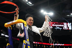 WATCH: 3x national champ Dawn Staley shares a moment with former South Carolina star Victaria Saxton and Aaliyah Boston