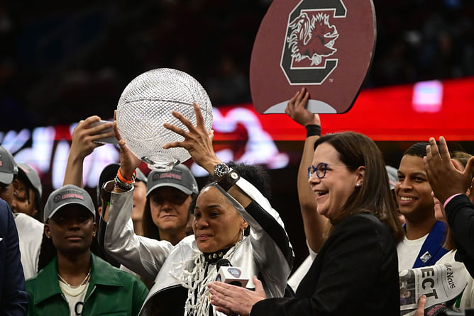 WATCH: South Carolina HC Dawn Staley shares warm moment with young fan during Indiana vs New York WNBA game