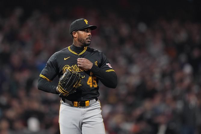 WATCH: Aroldis Chapman gets fingernails clipped during extra-inning game against Cubs