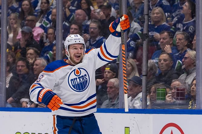 Oilers gift Zach Hyman signed jersey & hockey stick to Shaquille O'Neal after latter emulates Edmonton forward on "NHLonTNT"