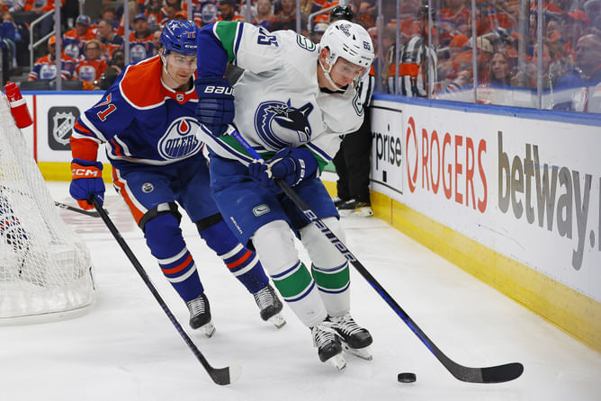 Elliotte Friedman believes Vancouver Canucks' playoff jersey selection could have cost them goal against Edmonton Oilers