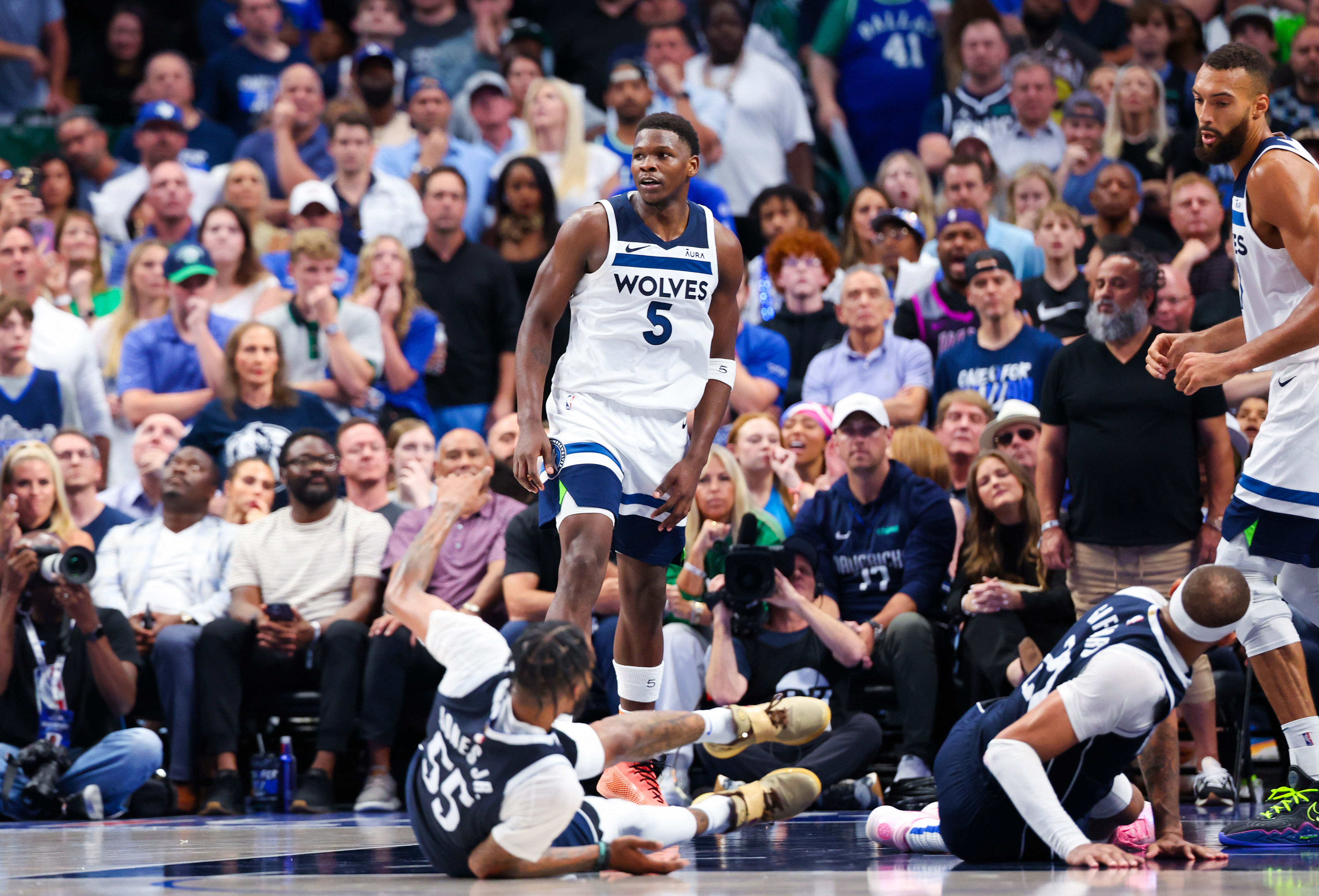 Anthony Edwards scored 29 points in a Game 4 win over the Mavs.