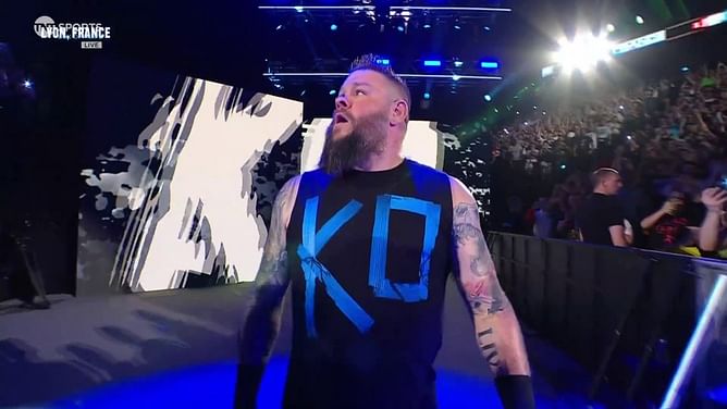 [WATCH] Kevin Owens steals an item from Cody Rhodes' locker room