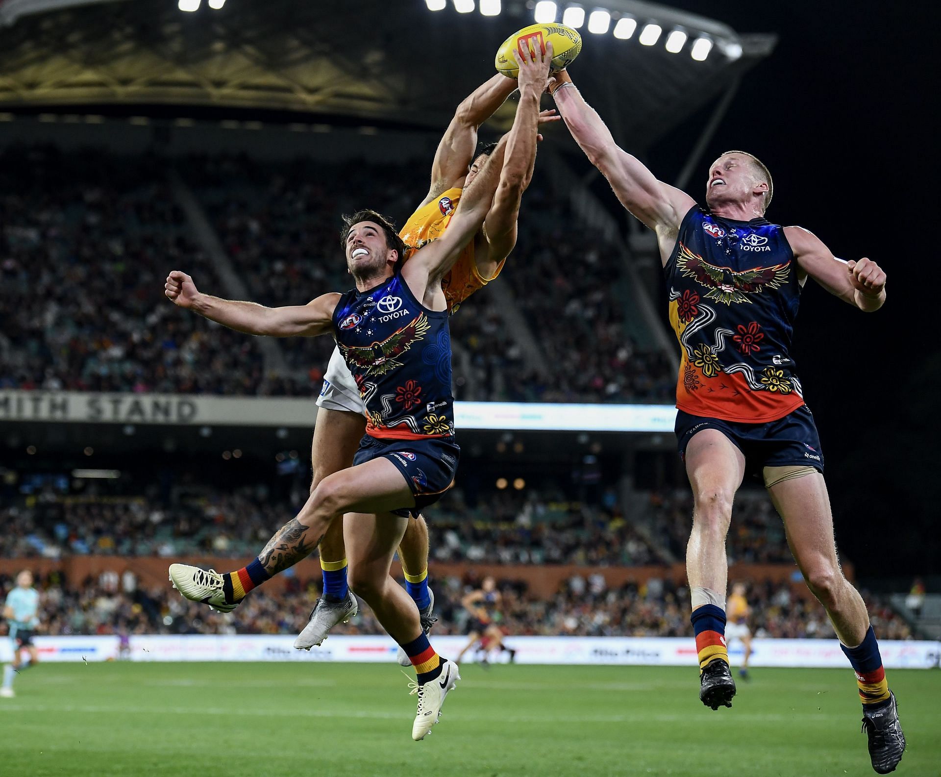 AFL Rd 11 - Kuwarna v Waalitj Marawar - Reilly O&#039;Brien spoiling a mark