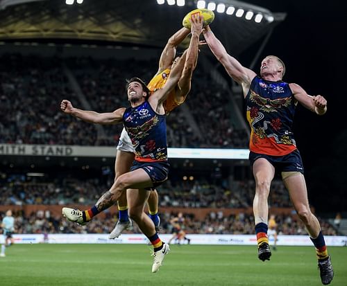 AFL Rd 11 - Kuwarna v Waalitj Marawar - Reilly O'Brien spoiling a mark