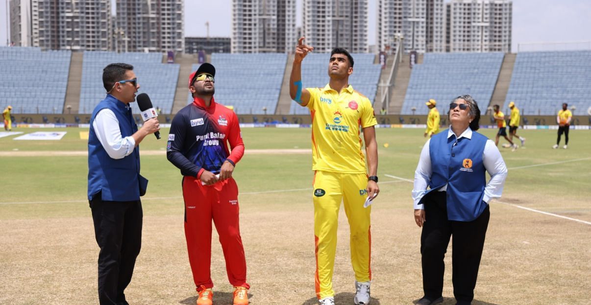 Rajvardhan Hangargekar of Chhatrapati Sambhaji Kings during toss (Image Courtesy: www.mplt20.in)