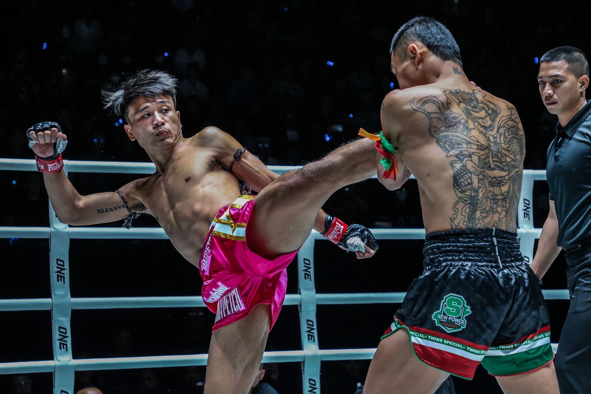  Jaosuayai Mor Krungthepthonburi	(left) in action against Puengluang Baanramba.