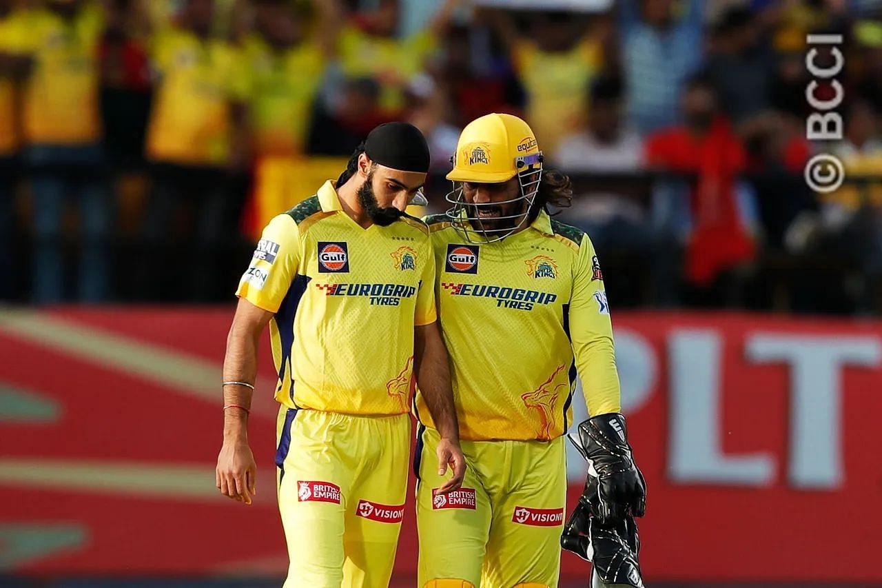 Simarjeet Singh being counselled by MS Dhoni on Sunday. [IPL]