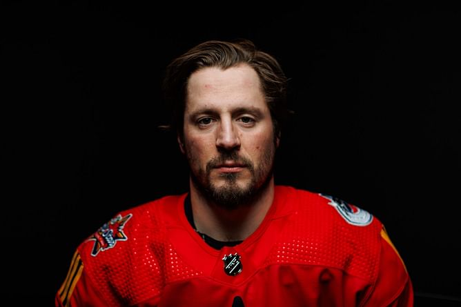 "Hope JT buys him a new shirt" "This is legendary" - Canucks' JT Miller pranks teammate Arturs Silovs by wearing goalie's dress shirt for practice