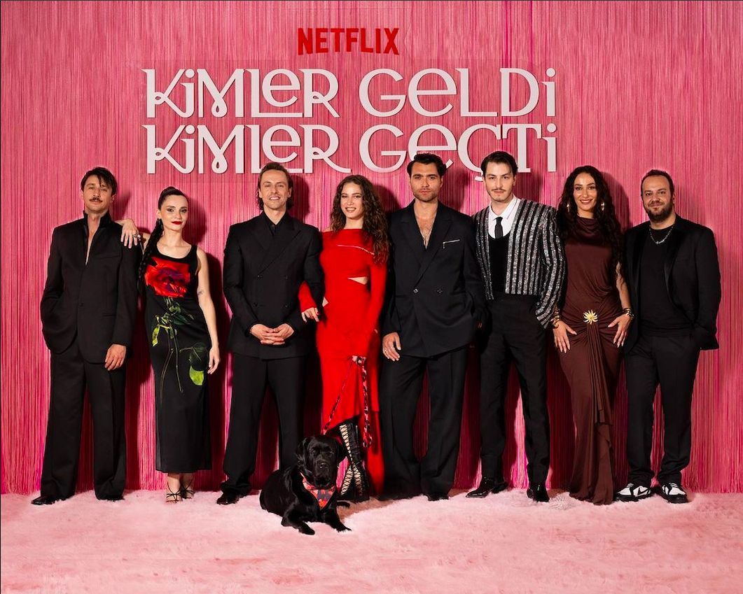 The cast of &#039;Thank You, Next&#039; (Image via Instagram/@netflixturkiye)