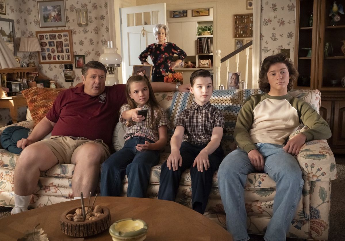 George Cooper watching the television with his children (Image Via Twitter/@Young Sheldon)