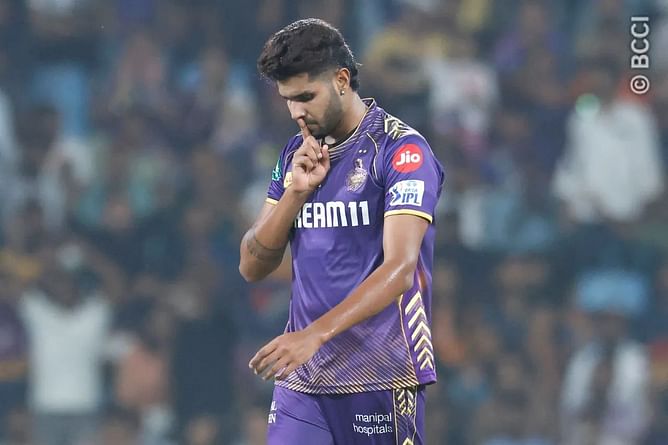 IPL 2024: Predicting 3 players who could pick up the most wickets in today's KKR vs MI match
