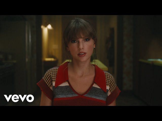 How does Taylor Swift hold a pen? Viral scene from Anti-Hero music ...