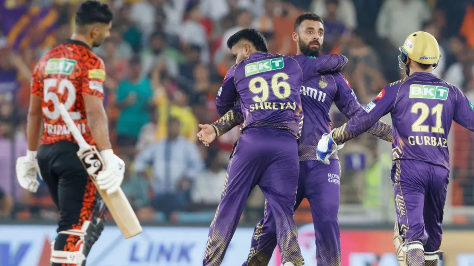 Varun Chakravarthy and other KKR players celebrate Heinrich Klaasen