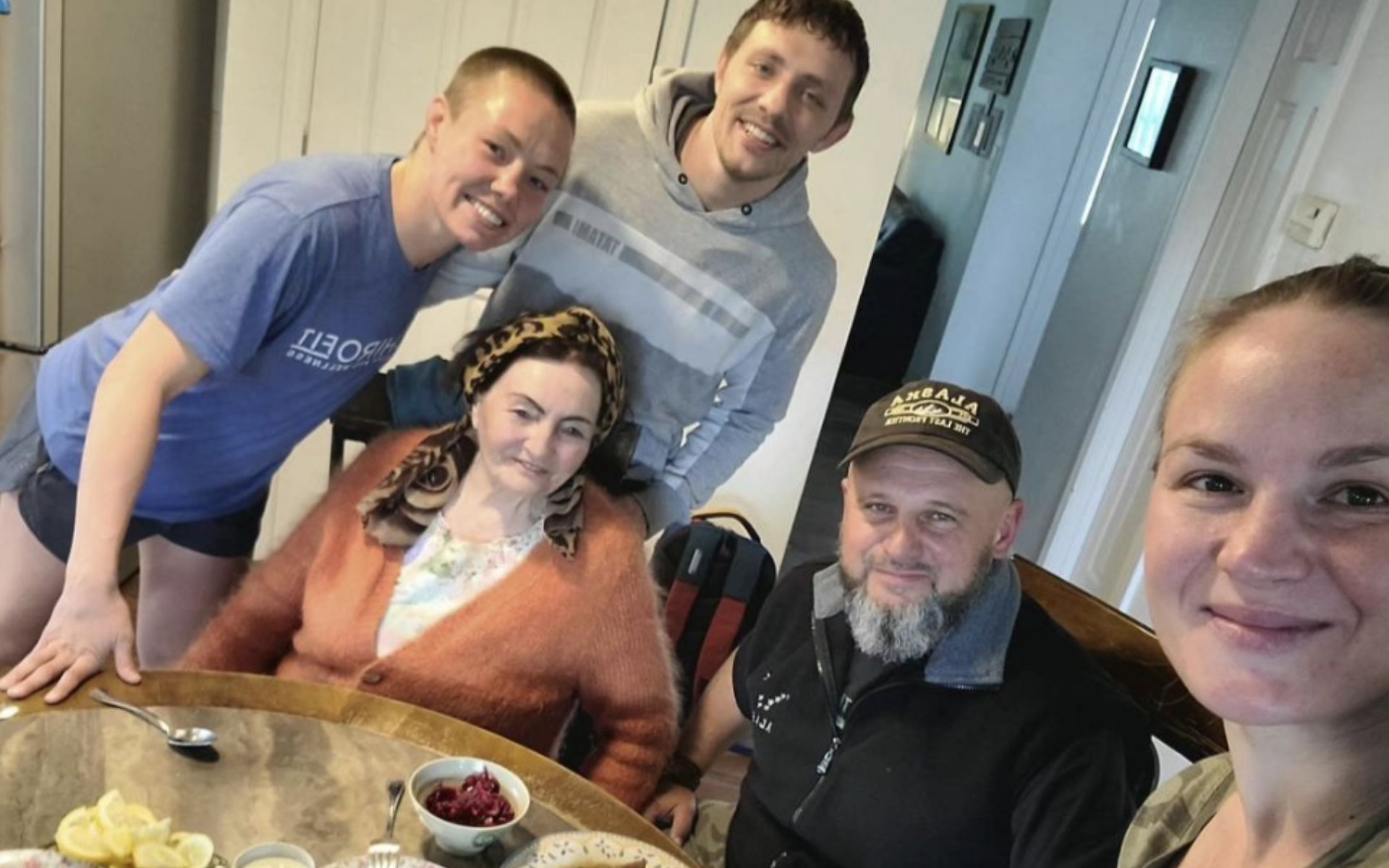 Rose Namajunas (left) and her brother celebrate Valentina Shevchenko (right) coming over for lunch [Image courtesy of @nojusnamajunas on X]