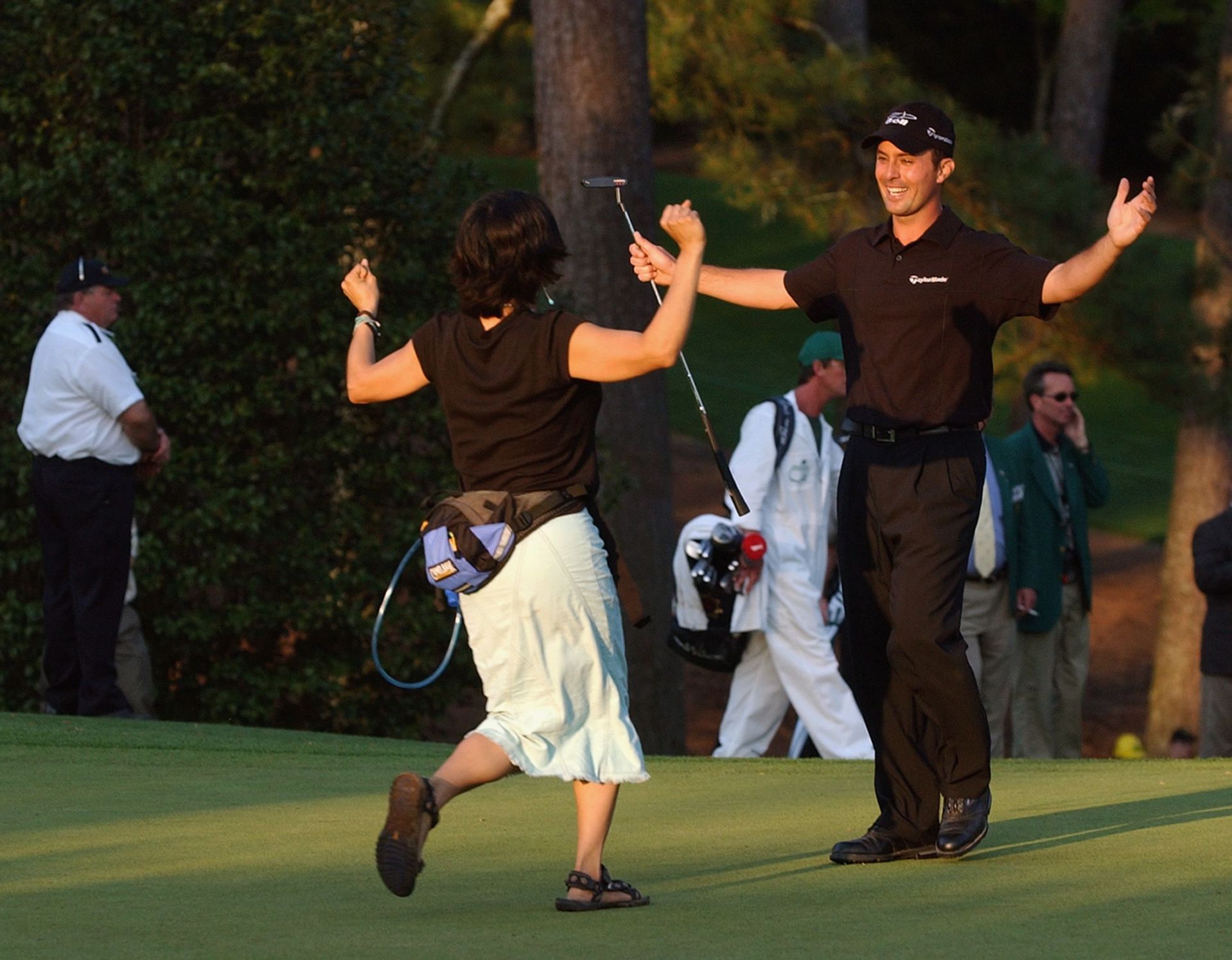 Mike Weir of Canada celebrates with wife Bricia (Image by Getty)