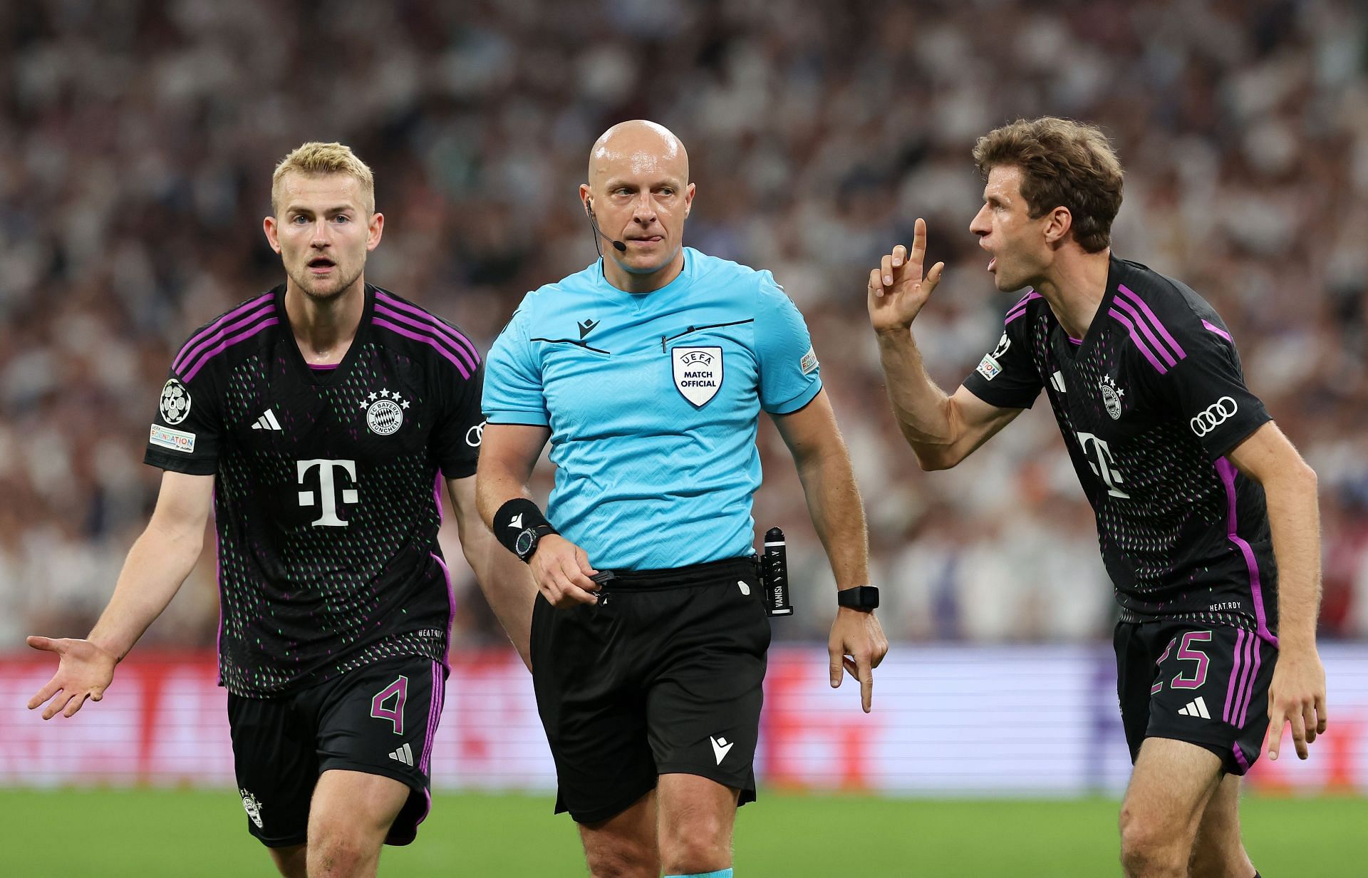 Matthijs De Ligt and Thomas Muller argue with the referee. Arturo Vidal&#039;s red card was unjustified.