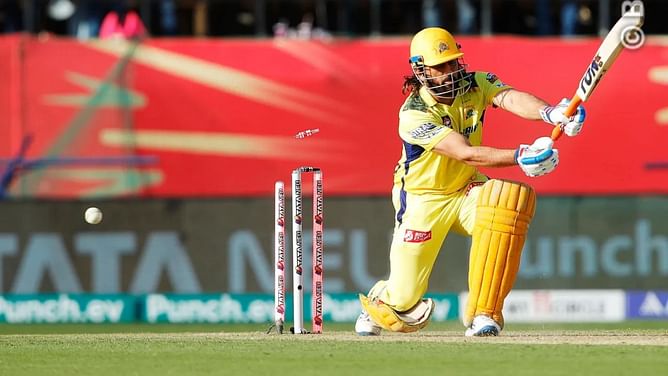 "He should be taking the responsibility"- Irfan Pathan reckons MS Dhoni batting at No. 9 for CSK against PBKS was a wrong move