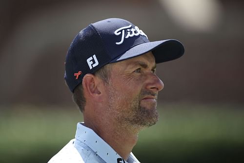 Webb Simpson wears a red ribbon to remember Grayson Murray during the final round of the Charles Schwab Challenge