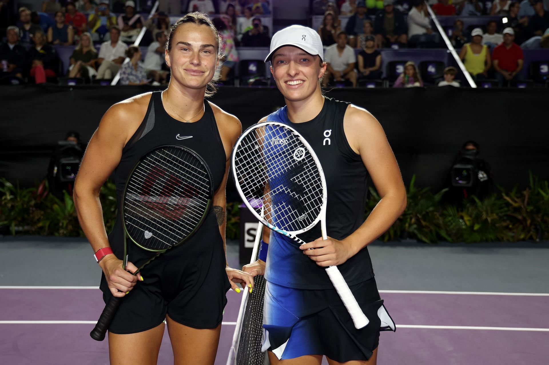 Aryna Sabalenka (L) and Iga Swiatek