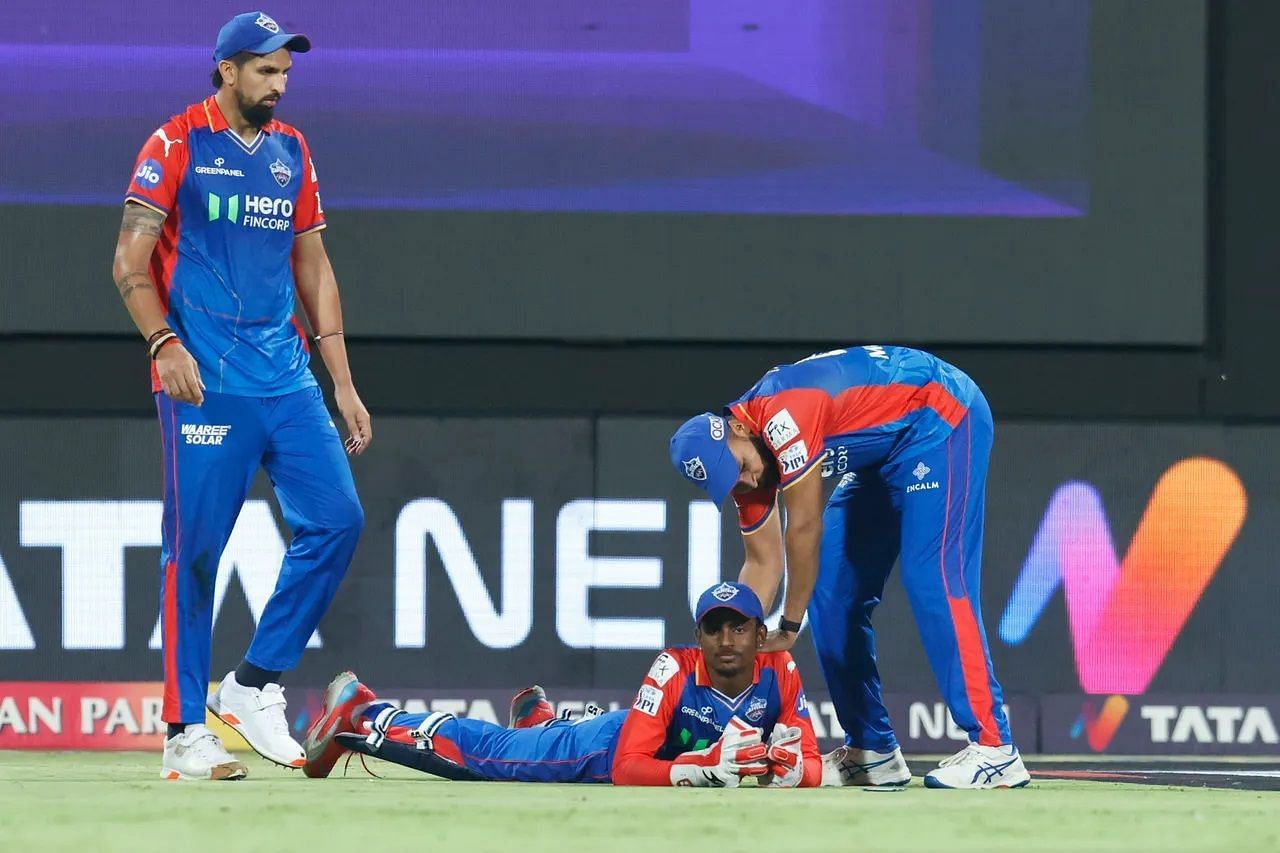 Abhishek Porel took an excellent catch after the other DC fielders grassed a few chances. [P/C: iplt20.com]