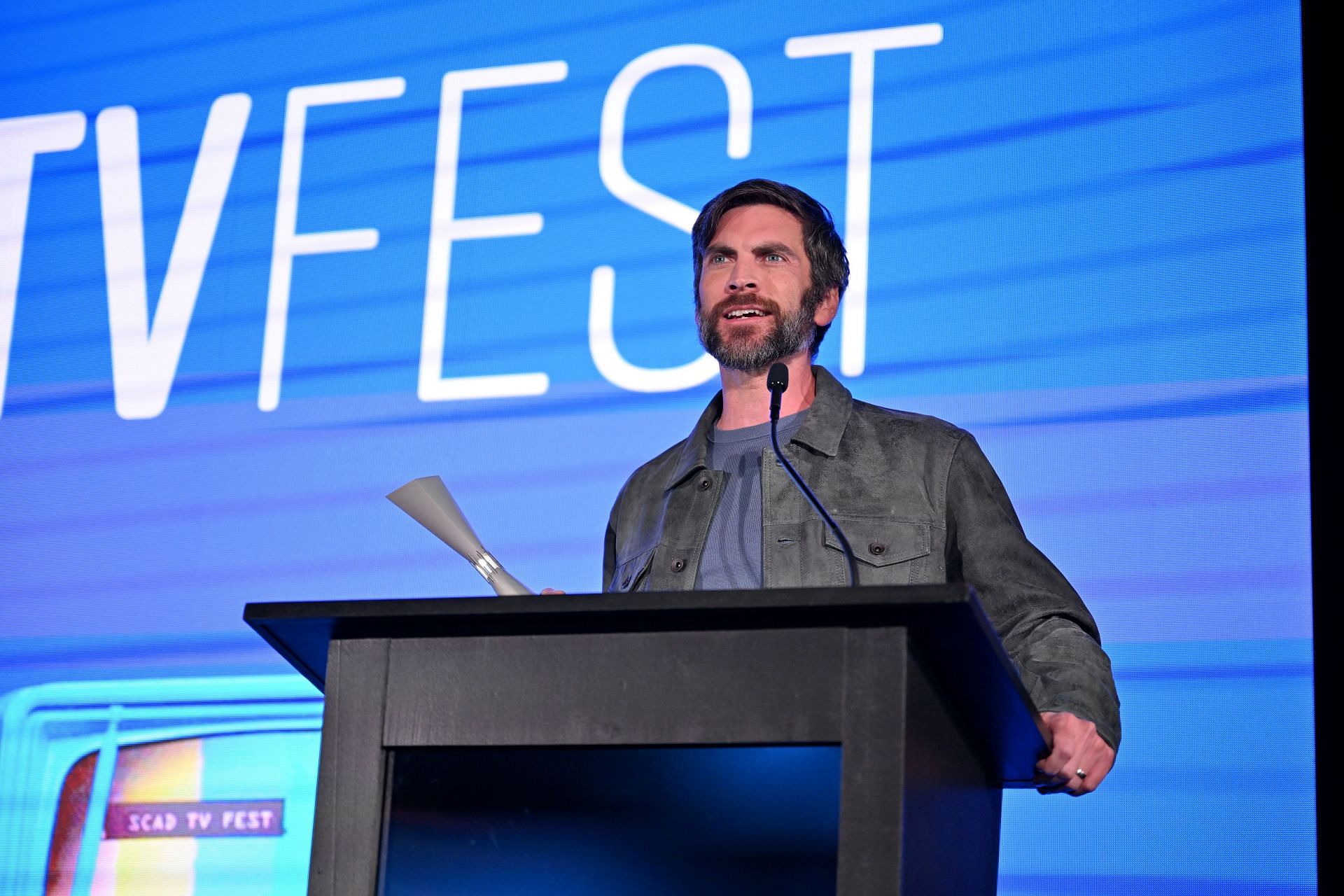 Wes Bentley gives a speech. (Getty)