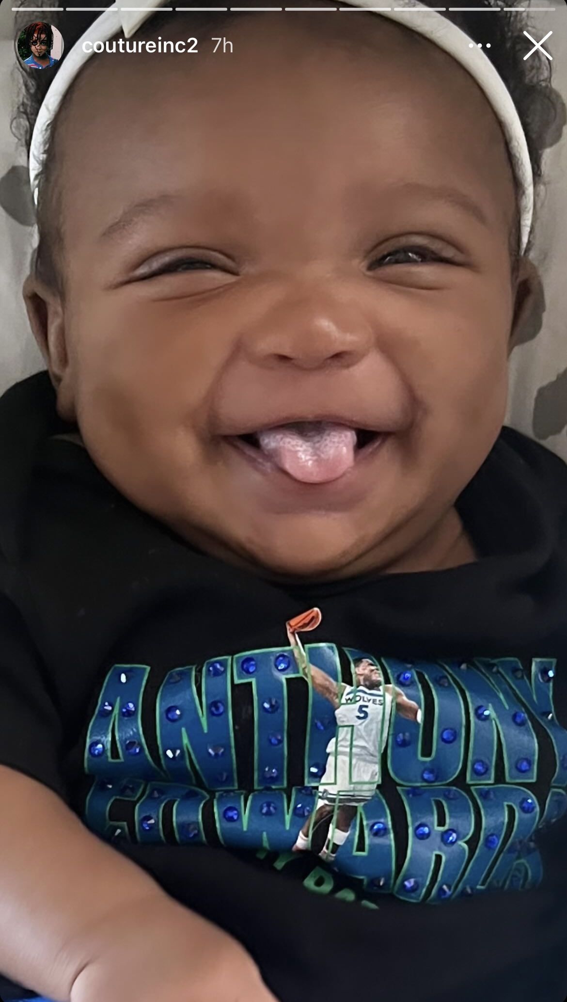 Anthony Edwards and Jeanine Robel&#039;s daughter Aislynn wearing a shirt of her dad dunking