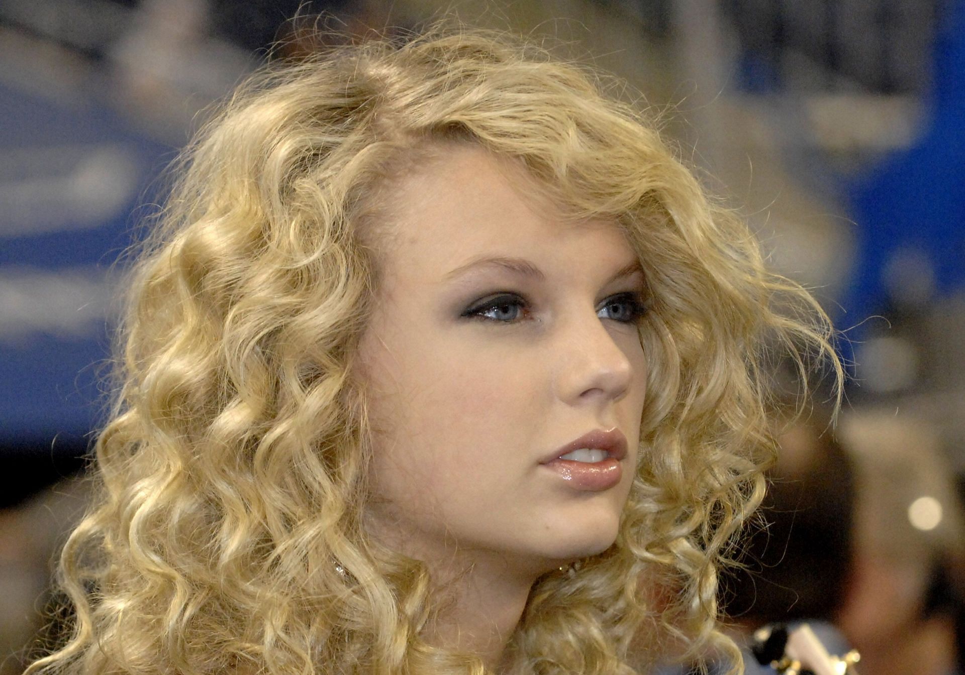 Taylor Swift Performs at Miami Dolphins vs Detroit Lions - November 23, 2006 (Photo by Al Messerschmidt/Getty Images)