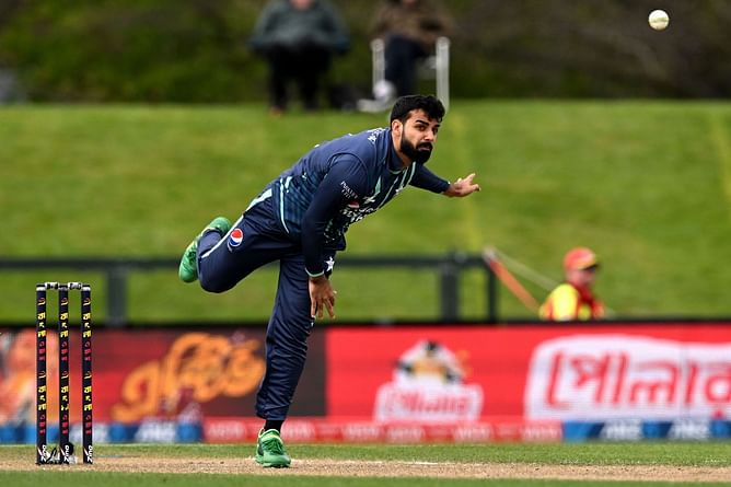 "Aap chakkay kyu kha rahe hai?" - Fan stumps Shadab Khan by asking him about his form ahead of Pakistan's 3rd T20I vs England