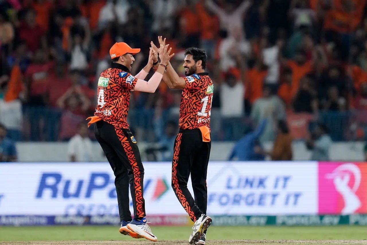 Bhuvneshwar Kumar (right) tried to bowl only yorkers in the last over. [P/C: iplt20.com]
