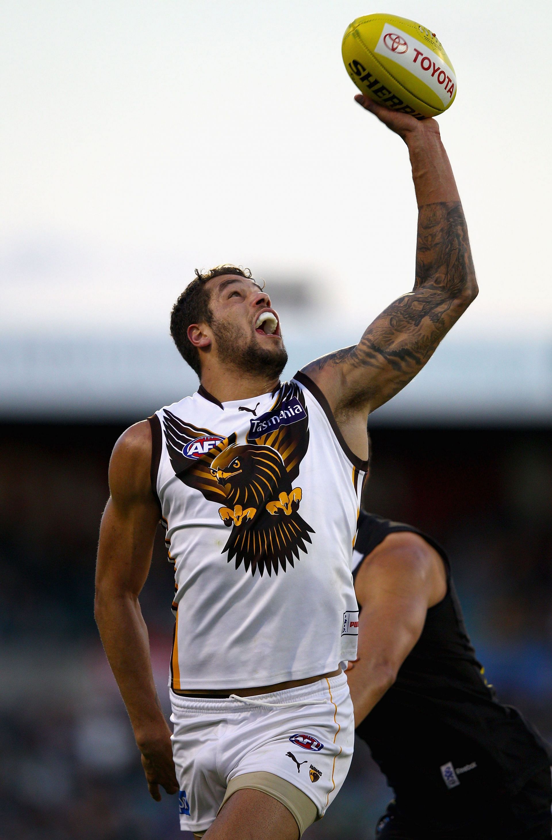 Lance Franklin of the &lt;a href=&#039;https://www.sportskeeda.com/afl/hawthorn-hawks&#039; target=&#039;_blank&#039; rel=&#039;noopener noreferrer&#039;&gt;Hawks&lt;/a&gt; marks the ball