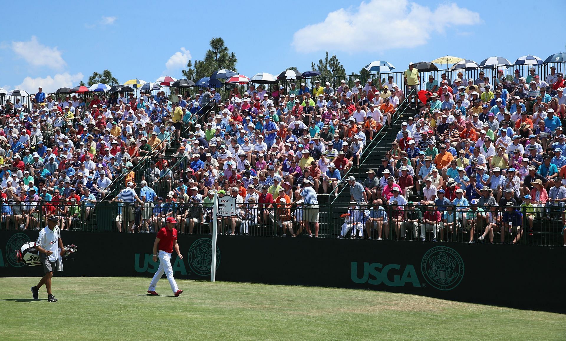 Fans watching the final round of the U.S. Open (Image via Getty)